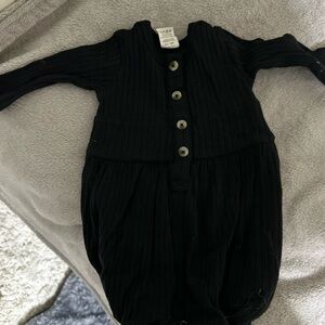 Kate Quinn Organic Cotton Ribbed Romper | 3–6 Months | Black